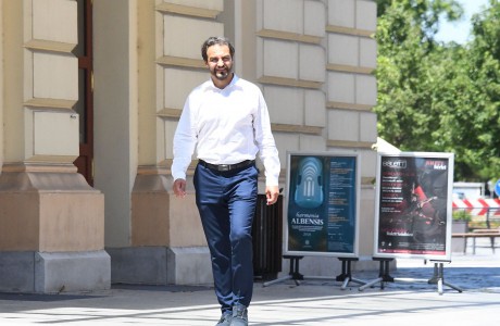 Hiszek abban, hogy az ember nem véletlenül van ott, ahol - beszélgetés Dolhai Attila színházigazgatóval